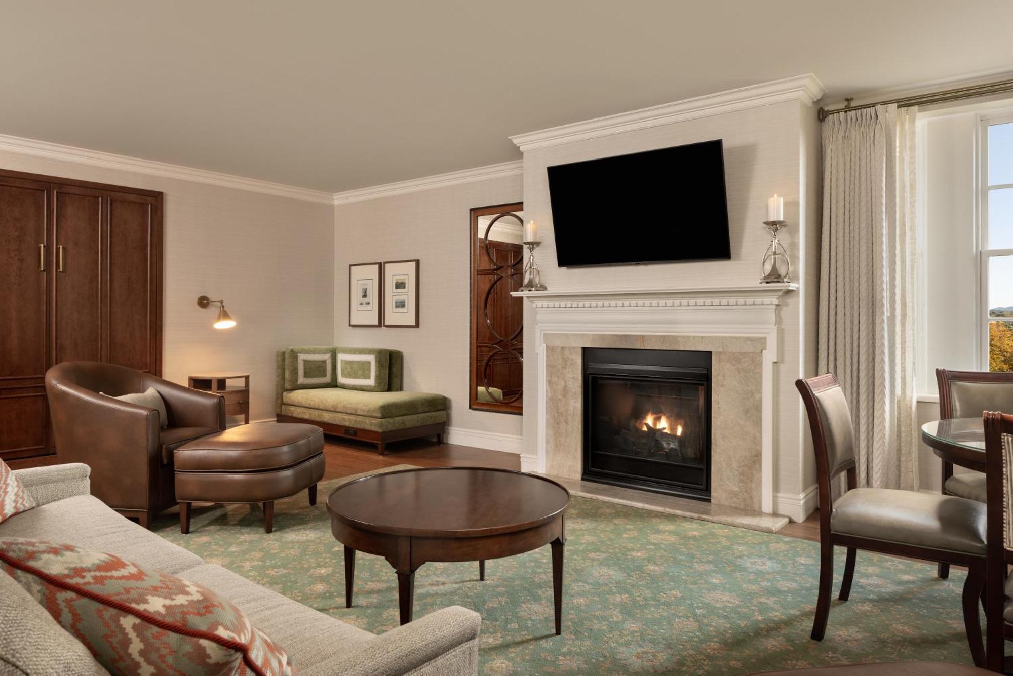 Hotel Roanoke & Conference Center, Curio Collection By Hilton Bagian luar foto