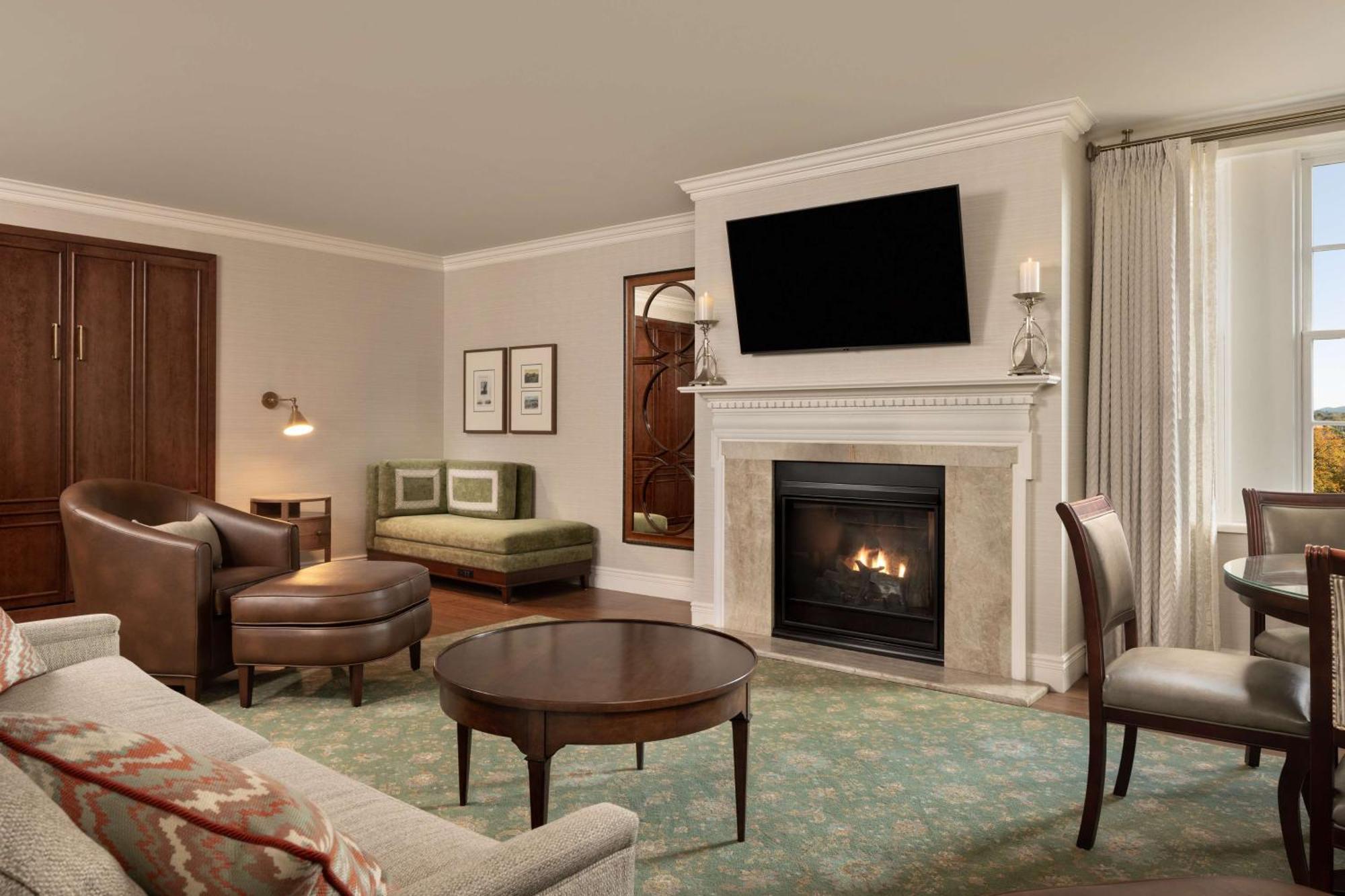Hotel Roanoke & Conference Center, Curio Collection By Hilton Bagian luar foto